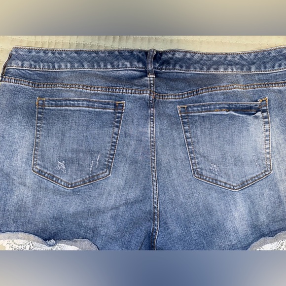 Torrid plus size distressed Jean Shorts with White Lace Trim. Size 22. GUC - Picture 11 of 11